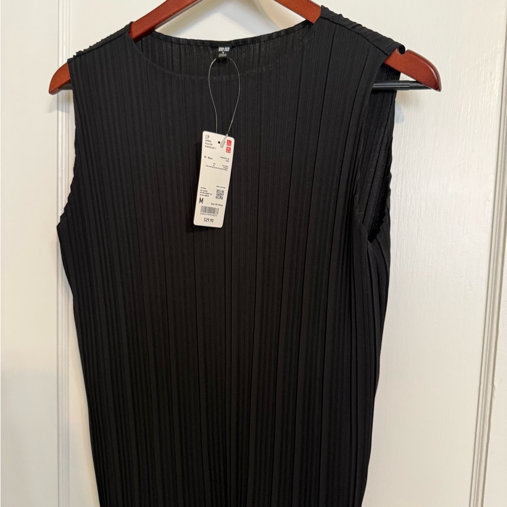 Uniqlo Black Sleeveless Pleated T-shirt